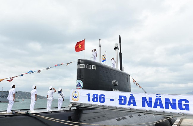 Sáng 28/2, hai tàu ngầm HQ 186 mang tên Đà Nẵng và HQ 187 mang tên Bà Rịa-Vũng Tàu đã chính thức thượng cờ (ảnh Quang Hiếu)