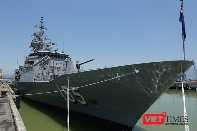 Cận cảnh tàu hộ vệ tên lửa Hải quân Hoàng gia Australia ở Đà Nẵng