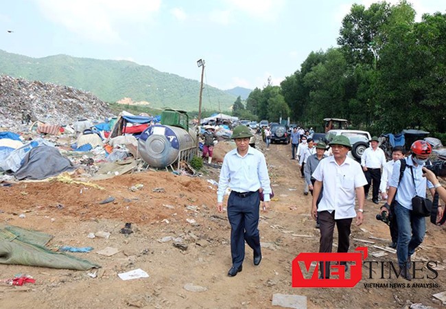 Ông Nguyễn Xuân Anh-Bí thư Thành ủy, Chủ tịch HĐND TP Đà Nẵng trong chuyến thị sát bãi rác Khánh Sơn sau những phản ứng của người dân về tình trạng ô nhiễm nghiêm trọng diễn ra tại đây