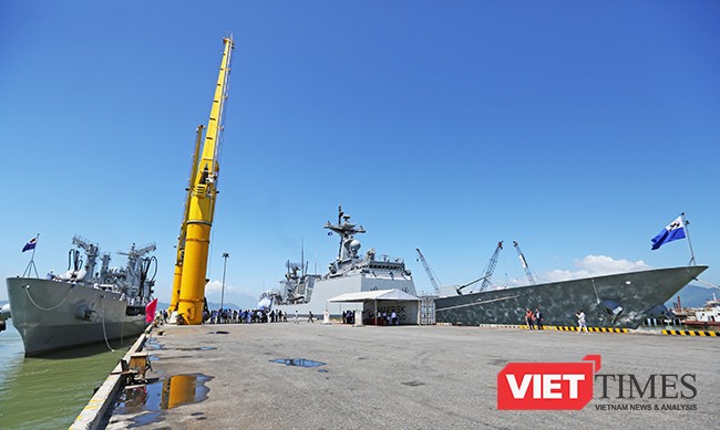 Cận cảnh uy lực của bộ đôi tàu khu trục Hải quân Hàn Quốc tại Đà Nẵng ảnh 1 Sáng 18/9, đội tàu Hải quân Hàn Quốc gồm tàu khu trục tên lửa ROKS Kang Gam Chan (DDH-979) và tàu hậu cần ROKS HWACHEON (AOE-59) đã cập Cảng Tiên Sa, chính thức chuyến thăm xã giao Đà Nẵng trong 4 ngày.
