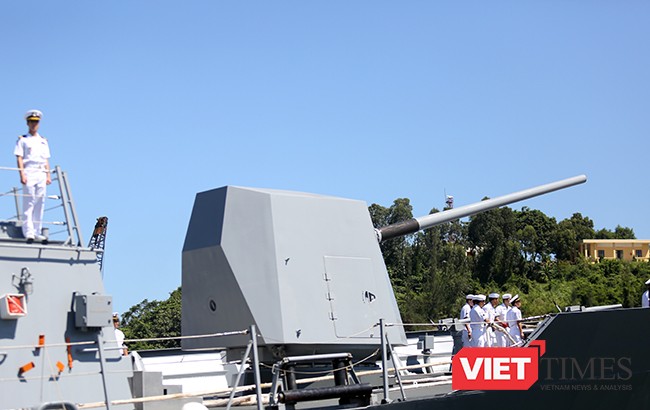 Cận cảnh uy lực của bộ đôi tàu khu trục Hải quân Hàn Quốc tại Đà Nẵng ảnh 6 Cỡ nòng lên đến 127mm Mk45 Mod 4 phía trước mũi với tầm bắn 24km, tốc độ bắn lên tới 16-20 viên/phút