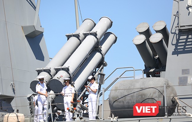 Cận cảnh uy lực của bộ đôi tàu khu trục Hải quân Hàn Quốc tại Đà Nẵng ảnh 10 Kang Gamchan được trang bị hệ thống tên lửa hành trình đối hạm Harpoon với hệ thống tên lửa hạm đối hạm tầm ngắn RGM-84 với 8 ống phóng tên lửa (hai cụm 4 ống phóng bố trí chéo nhau) đặt ở khoảng giữa thân tàu
