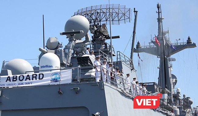 Cận cảnh uy lực của bộ đôi tàu khu trục Hải quân Hàn Quốc tại Đà Nẵng ảnh 11 Tổ hợp radar cùng hệ thống tên lửa đánh chặn trên hạm