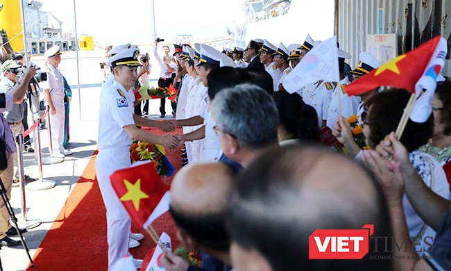 Hai chiến hạm khủng của Hải quân Hàn Quốc cập cảng Đà Nẵng ảnh 3 Lê đón tàu được cử hành ngay tại cầu cảng