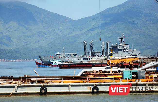 Cận cảnh uy lực của bộ đôi tàu khu trục Hải quân Hàn Quốc tại Đà Nẵng ảnh 16 Sáng 18/9, tàu ROKS HWACHEON (AOE-59) di chuyển vào trong vịnh Đà Nẵng