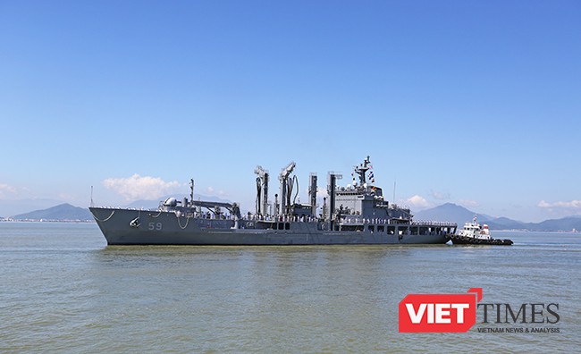 Cận cảnh uy lực của bộ đôi tàu khu trục Hải quân Hàn Quốc tại Đà Nẵng ảnh 17 Tàu ROKS HWACHEON (AOE-59) trên vịnh Đà Nẵng