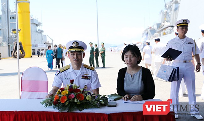 Hai chiến hạm khủng của Hải quân Hàn Quốc cập cảng Đà Nẵng ảnh 5 Chuẩn Đô đốc Yang Yong-Mo-Chỉ huy trưởng Nhóm huấn luyện tuần tra trên biển làm Trưởng đoàn có cuộc họp báo nhanh nhân sự kiện đội tàu Hải quân hàn Quốc đến thăm Đà Nẵng