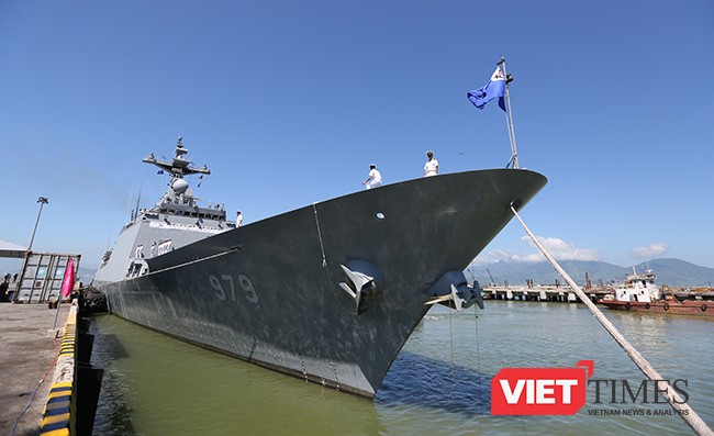 Cận cảnh uy lực của bộ đôi tàu khu trục Hải quân Hàn Quốc tại Đà Nẵng ảnh 3 Từ mũi đến đuôi hạm, tàu khu trục tên lửa ROKS Kang Gam Chan (DDH-979) được trang bị những khí tài tốn tân