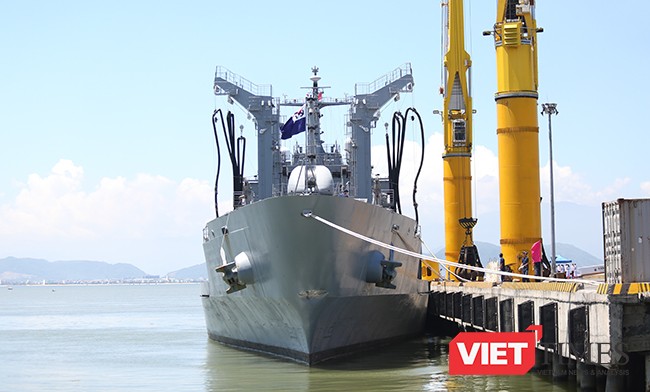 Cận cảnh uy lực của bộ đôi tàu khu trục Hải quân Hàn Quốc tại Đà Nẵng ảnh 15 Tàu hậu cần cỡ lớn ROKS HWACHEON (AOE-59) của Hải quân Hàn Quốc tại cảng Tiên Sa (Đà Nẵng)