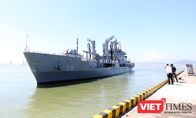 Cận cảnh uy lực của bộ đôi tàu khu trục Hải quân Hàn Quốc tại Đà Nẵng ảnh 18 Tàu ROKS HWACHEON (AOE-59) được 2 tàu lai, lai dắt vào cầu cảng