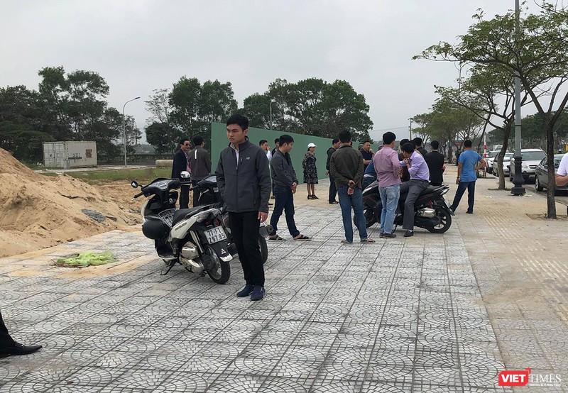 Đà Nẵng: Dân tố doanh nghiệp lấy đất đã bán xây công trình ảnh 1 Người dân tập trung tại khu đất để phản đối sự việc