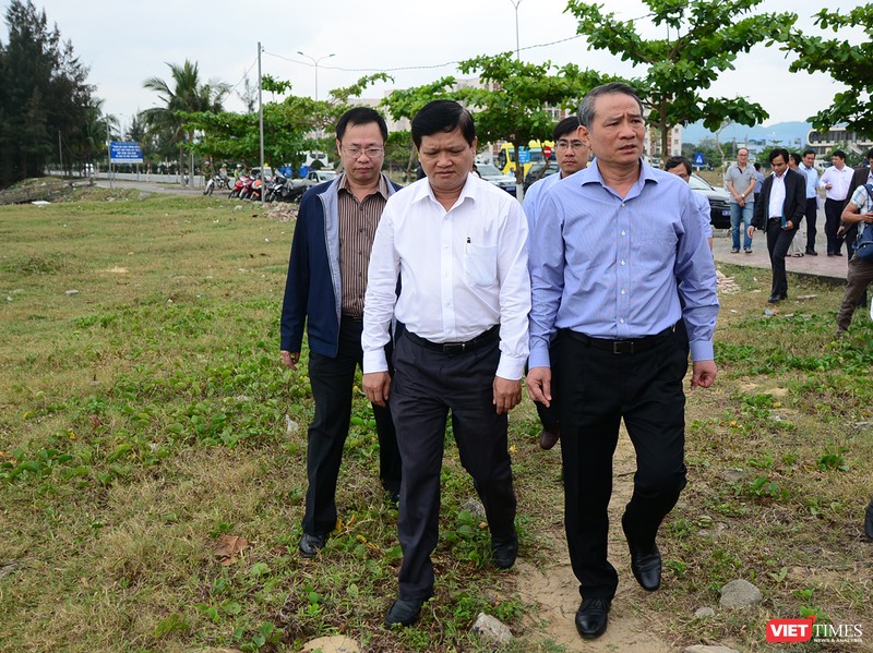Bí thư Đà Nẵng yêu cầu mở rào chắn để dân xuống biển ảnh 1 Bí thư Đà Nẵng Trương Quang Nghĩa đi thị sát dự án khu du lịch Lancaster Nam O Resort ngang nhiên dựng hàng rào, chắn lối ra biển của người dân