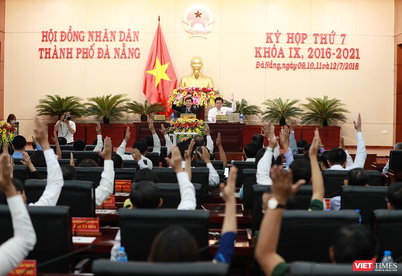 Cách đây 1 năm, cũng chính các đại biểu HĐND TP Đà Nẵng đã bỏ phiếu bãi nhiệm chức danh đối với các nhân sự được bầu tại phiên họp diễn ra chiều 9/7