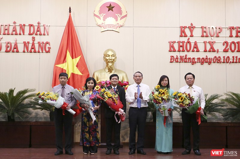 Bí thư Thành ủy Đà Nẵng Trương Quang Nghĩa chúc mừng các cá nhân được đại biểu HĐND bầu vào các vị trú chủ chốt của HĐND và TP