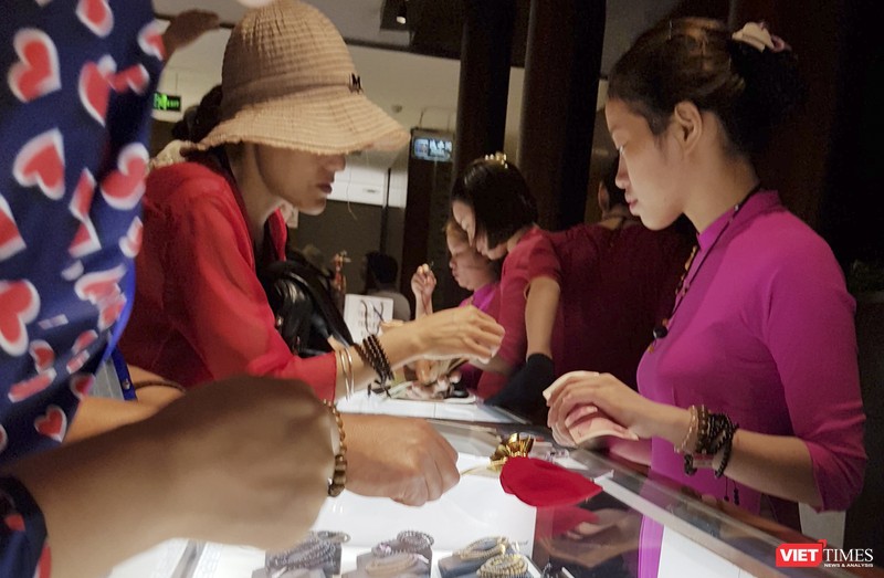 Khách Trung Quốc mua hàng tại các cửa hàng khép kín theo tour giá rẻ tại Đà Nẵng