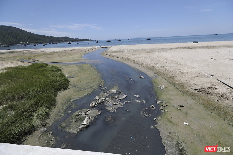 Nước thải ô nhiễm, hôi thối đầu độc biển Đà nẵng