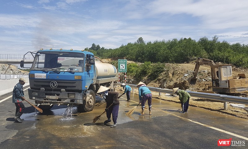 Công nhân đang khẩn trương dọn dẹp vệ sinh mặt đường, hoàn thiện các hạng mục để đưa tuyến cao tốc Đà Nẵng-Quảng Ngãi thông xe vào ngày 2/9 tới