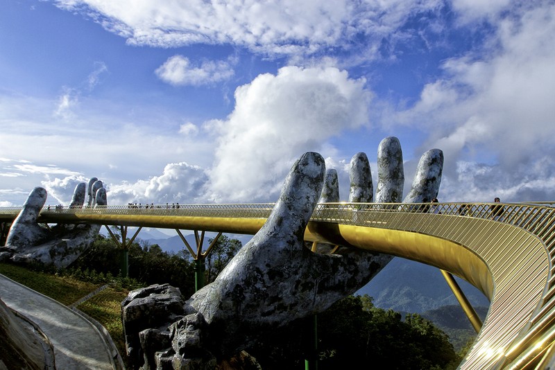 Cầu Vàng trên đỉnh Bà Nà - Đà Nẵng đang là điểm đến được du khách trong và ngoài nước quan tâm