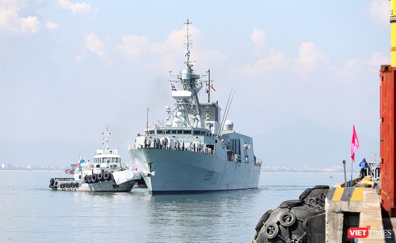 Sáng 26/9, tàu Hải quân Hoàng Gia Canada (HMCS) Calgary đã cập cảng Tiên Sa, chính thức thăm hữu nghị Đà Nẵng từ 26/9-30/9.