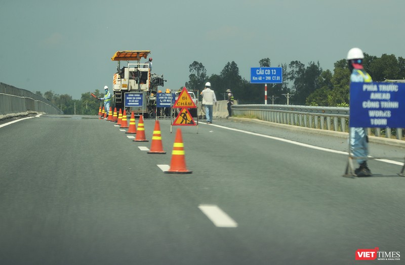 Sau hiện tượng ổ gà, tuyến cao tốc Đà Nẵng-Quảng Ngãi lại xuất hiện dấu hiệu hư hỏng mới.