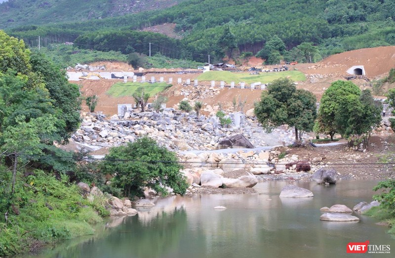 Một đoạn sông Luông Đông chảy qua khu vực dự án mở rộng Công viên suối khoáng nóng núi Thần Tài bị chủ đầu tư lấp chặn dòng