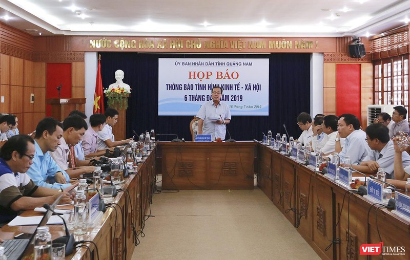 Ông Huỳnh Khánh Toàn-Phó Chủ tịch thường trực UBND tỉnh Quảng Nam trả lời câu hỏi báo giới tại buổi Họp báo