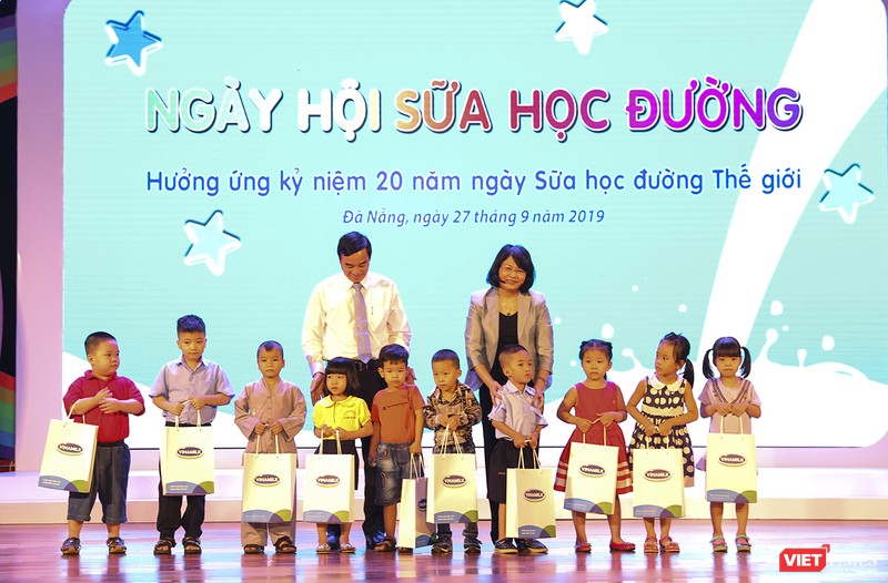 Phó Chủ tịch nước Đặng Thị Ngọc Thịnh và Phó Chủ tịch UBND TP Đà Nẵng Lê Trung Chinh tặng quà cho các em nhỏ trong khuôn khổ chương trình hưởng ứng kỷ niệm 20 năm ngày Sữa học đường thế giới diễn ra tại TP Đà Nẵng