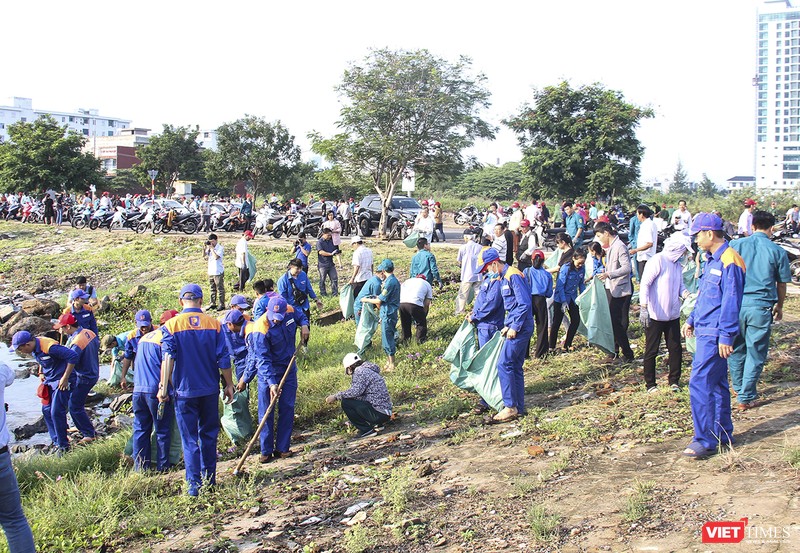 Sáng 28/9, tại Đà Nẵng, gần 2.000 người là lãnh đạo bộ ngành Trung ương, các địa phương và người dân Đà Nẵng đã hưởng ứng chiến dịch ra quân “làm sạch biển” và kêu gọi "Chung tay vì một cộng đồng không rác thải nhựa".