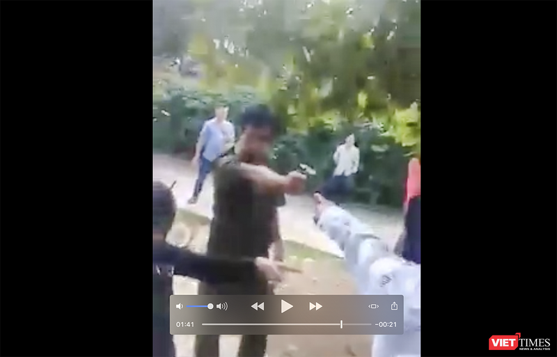 Phó công an xã Tiên Lãnh cầm súng chỉ vào mặt người dân (ảnh cắt từ clip người dân cung cấp)
