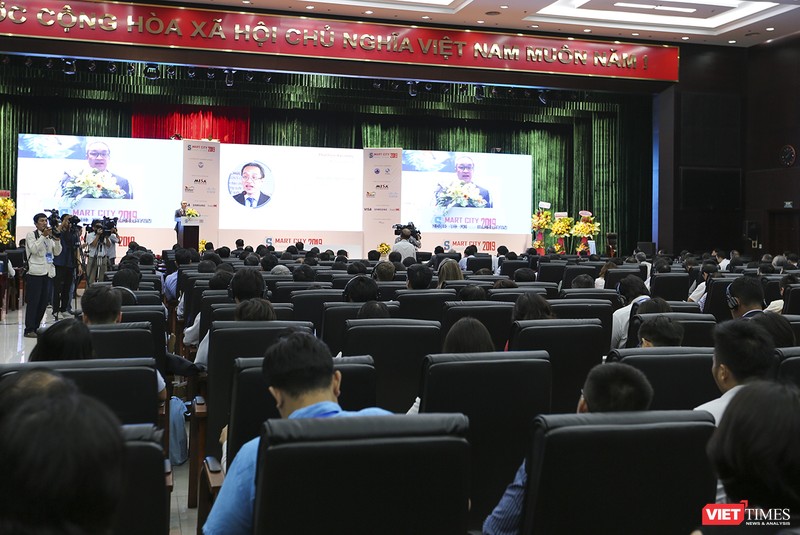 Hội nghị thượng đỉnh "Thành phố (TP) thông minh 2019 - Smart City Summit 2019" diễn ra tại Đà Nẵng vơi sự tham dự của gần 600 đại biểu đến từ các hiệp hội CNTT, phần mềm; các doanh nghiệp trong và ngoài nước tham dự.