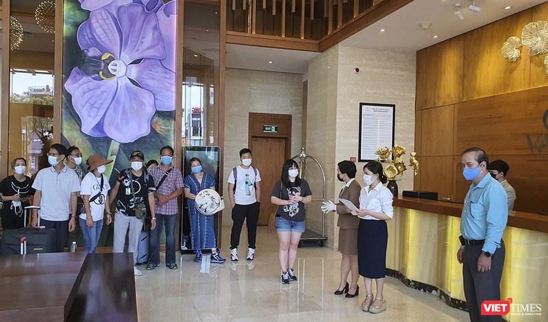 Ban Chỉ đạo phòng, chống dịch COVID-19 quận Hải Châu, đại diện khách sạn Vanda và các cơ quan liên quan trao giấy chứng nhận hoàn thành cách ly phòng, chống COVID-19 cho toàn bộ số du khách và nhân viên tại đây 