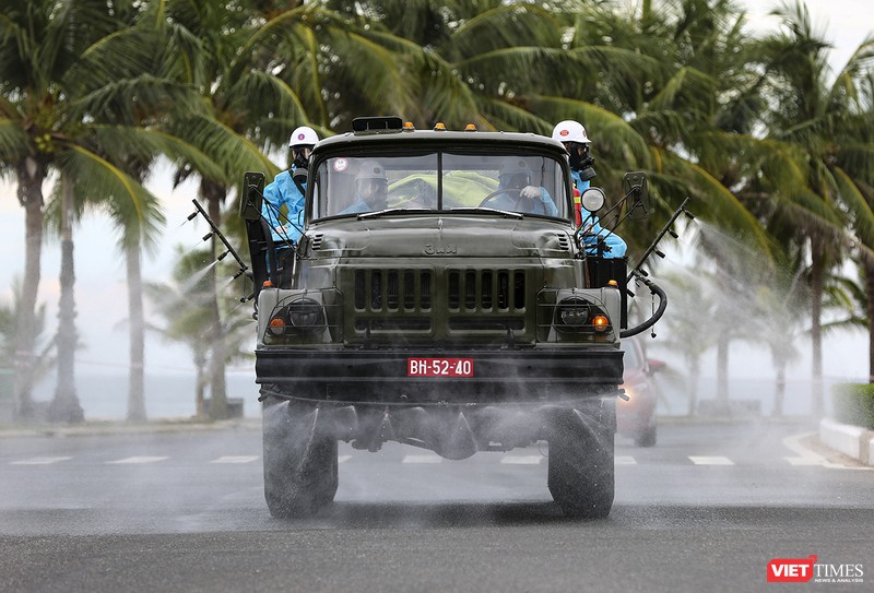 Lực lượng quân đội phun thuốc khử khuẩn trên các tuyến phố ở quận Sơn Trà (Đà Nẵng) để phòng dịch COVID-19