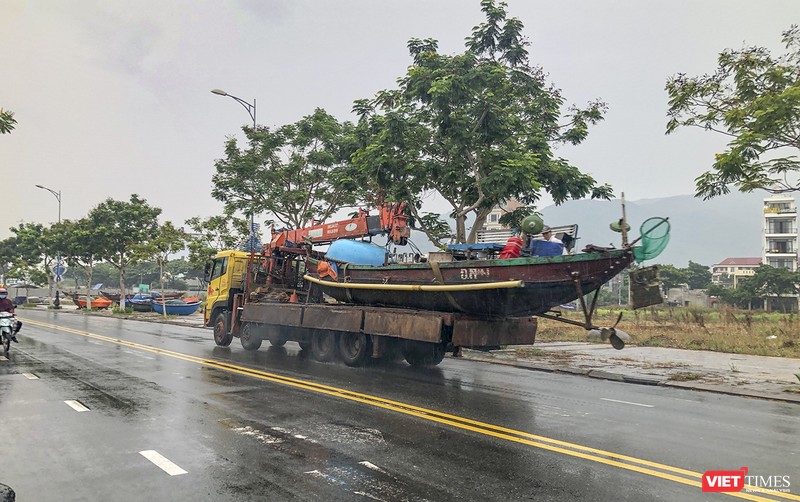 Người dân Đà Nẵng di chuyển tàu thuyền lên bờ tránh bão