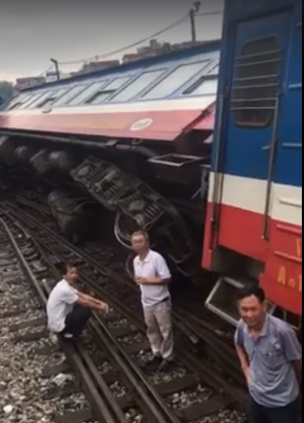 Trong 2 ngày (6 và 7/8) liên tiếp tàu hỏa bị trật bánh tại ga Yên Viên. (Ảnh: Sỹ Lực/Tiền Phong)