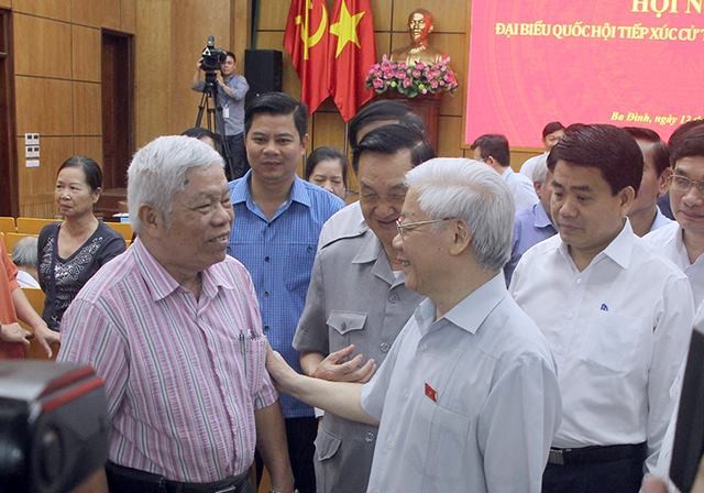 Tổng Bí thư Nguyễn Phú Trọng trò chuyện với cử tri Hà Nội - Ảnh: Dân trí.