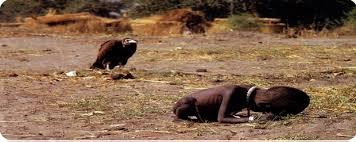 Bức ảnh về nạn đói ở Sudan năm 1993 của nhiếp ảnh gia  Kevin Carter gây tranh cãi trong nhiều năm