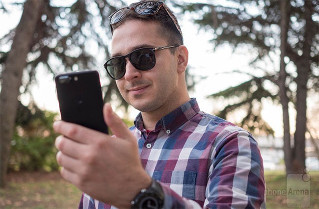 Smartphone nào có tính năng mở khóa bằng khuôn mặt chuẩn nhất? ảnh 3 Smartphone nào có tính năng mở khóa bằng khuôn mặt chuẩn nhất? ảnh 3