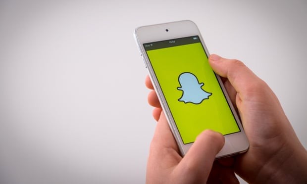 Barnardo cảnh báo rằng Snapchat, Instagram và Twitter đang có tác động 'đáng lo ngại' đối với sức khỏe cũng như tâm lý của những người dưới 18 tuổi. Ảnh: The Guardian