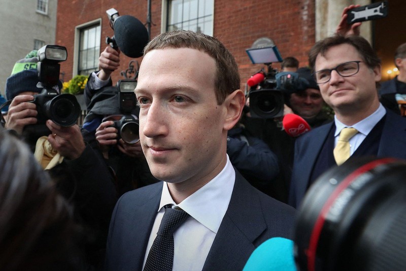 Giám đốc điều hành Facebook Mark Zuckerberg rời một khách sạn ở Dublin vào tháng 4/2019 sau cuộc họp với các chính trị gia để thảo luận về quyền riêng tư và các nội dung độc hại trên mạng xã hội. Ảnh: SCMP