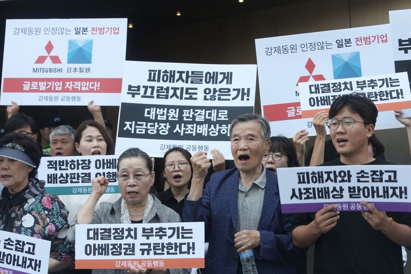 Người dân Hàn Quốc biểu tình kêu gọi tẩy chay hàng hóa Nhật Bản. ảnh: SCMP