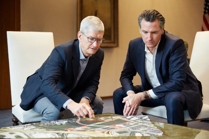 CEO Tim Cook và Thống đốc bang California, ông Gavin Newsom đang thảo luận về vùng đất San Jose mà Apple đang chuẩn bị cho kế hoạch xây dựng nhà ở giá rẻ. Ảnh: TechCrunch