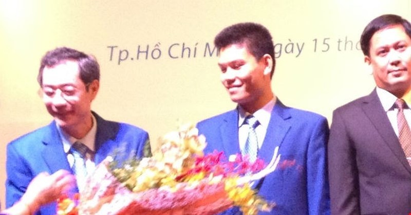 Ông Trần Lê Quyết - Trưởng Ban Kiểm soát Eximbank (đứng giữa)
