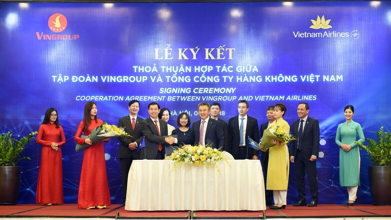Ông Dương Trí Thành - TGĐ Vietnam Airlines và ông Nguyễn Việt Quang, Phó Chủ tịch kiêm TGĐ Tập đoàn Vingroup ký kết và trao đổi thỏa thuận hợp tác dưới sự chứng kiến của các đại diện lãnh đạo hai bên. (Ảnh: VNA)