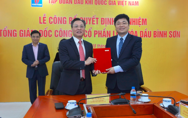 Tân Tổng Giám đốc BSR Bùi Minh Tiến (trái) và Tổng Giám đốc Trần Ngọc Nguyên (phải) ký bàn giao công tác. (Nguồn: BSR)