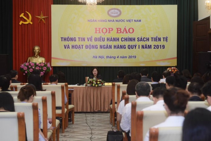 Phó Thống đốc NHNN Nguyễn Thị Hồng chủ trì họp báo (Ảnh: NHNN)