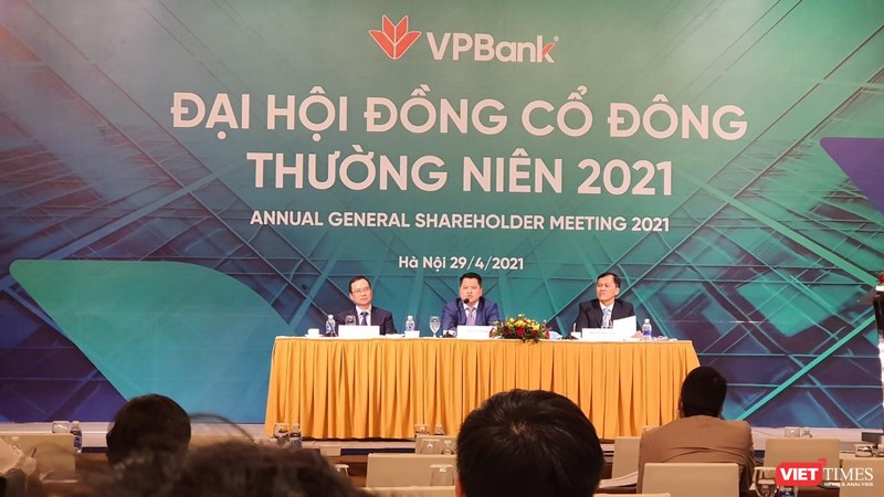 Chủ tịch VPBank Ngô Chính Dũng (ngồi giữa) làm Chủ toạ tại ĐHĐCĐ thường niên năm 2021 của VPBank