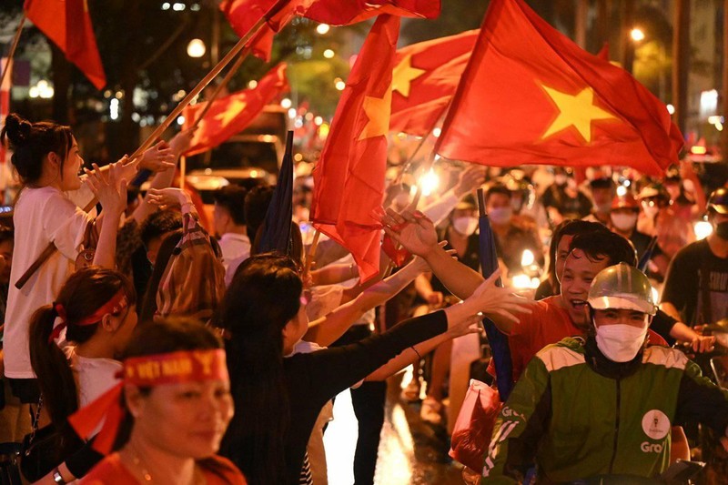 U23 Việt Nam giành HCV SEA Games, nhuộm đỏ cả đường phố