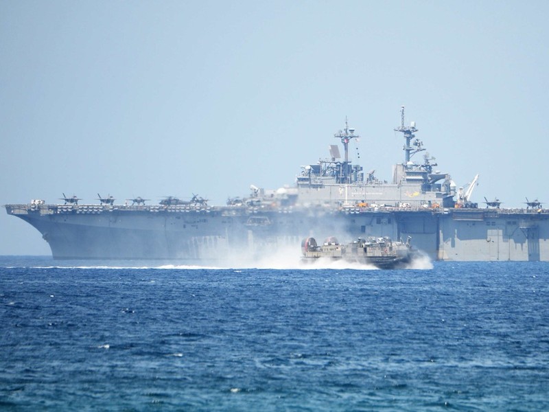 Mỹ huy động tàu sân bay, máy bay tàng hình và các phương tiện quân sự hiện đại diễn tập hiệp đồng chiếm lại đảo trên Biển Đông cùng quân đội Philippines.