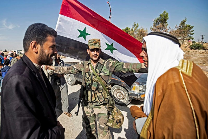 Ngày 14/10, dân chúng thị trấn Tal Tamr ở miền Bắc Syria vui mừng đón quân đội chính phủ tiến vào. Ảnh: AFP.
