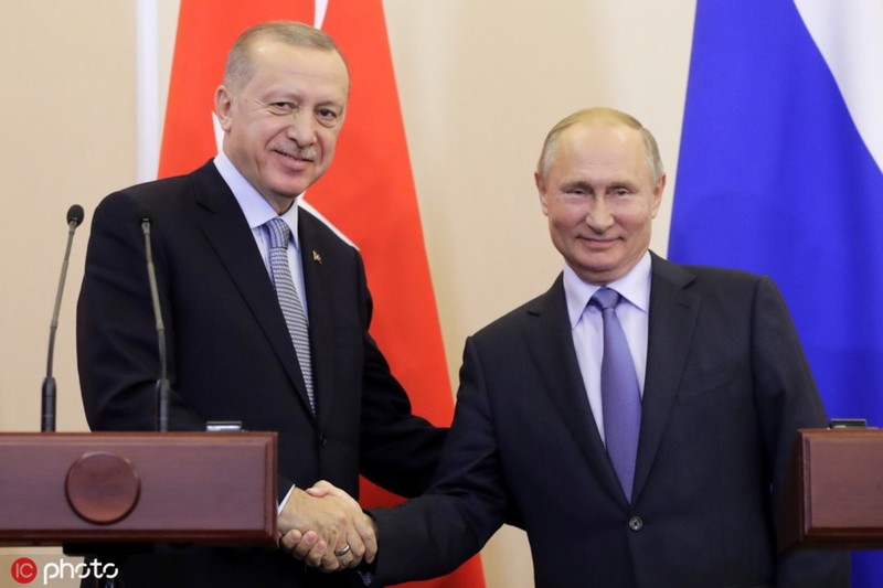 Tổng thống Nga Putin và Tổng thống Thổ Nhĩ Kỳ Erdogan vui mừng bắt tay nhau sau khi thỏa thuận Sochi Nga - Thổ Nhĩ Kỳ về Syria được ký kết